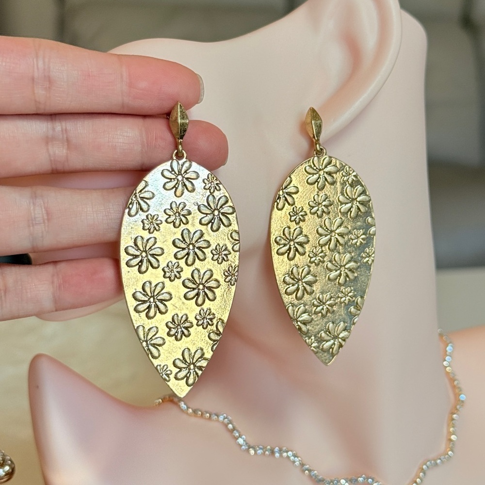 ⚜️ Elegant Floral Gold Bold Earrings - Picture 6 of 10